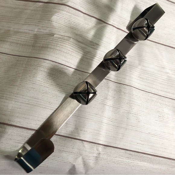 NWOT Brushed Nickel Over-The-Door Wreath Hanger with Bells - Picture 7 of 13